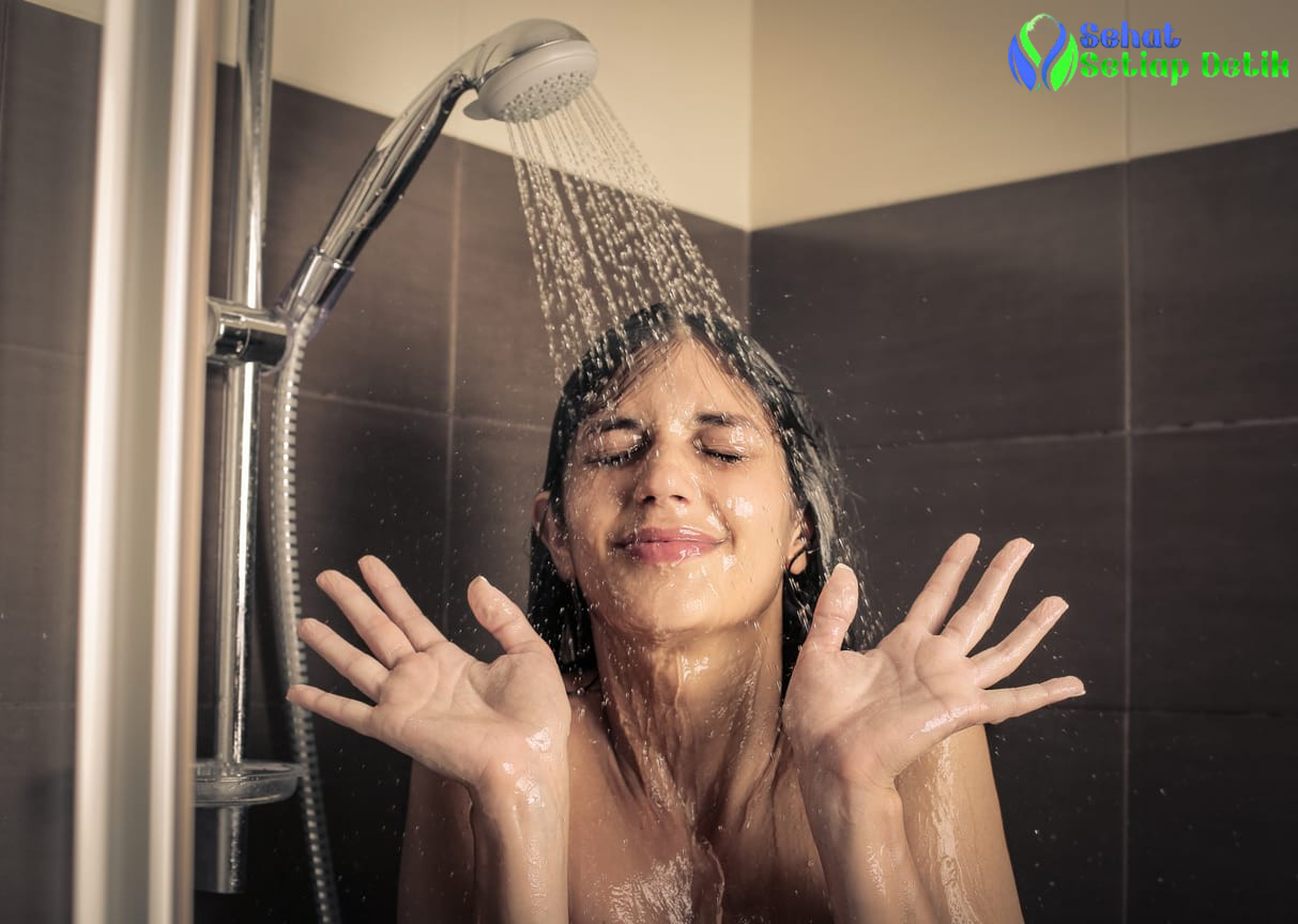 Mandi dengan Air Bersih